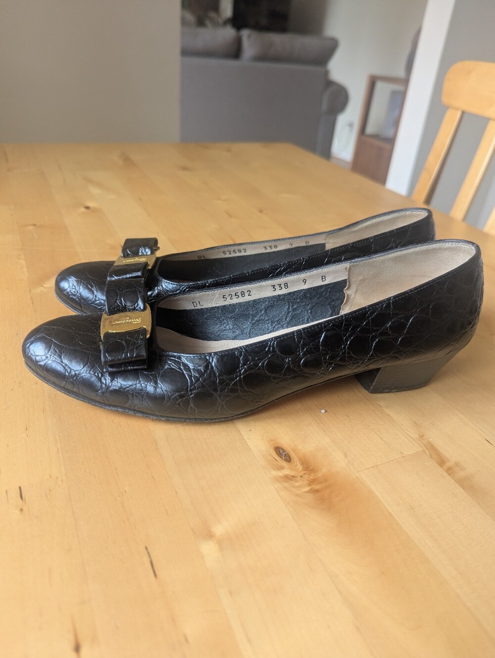 Salvatore Ferragamo Black Leather Vara Bow Low Heel Pumps - Size 9 - Picture 2 of 6